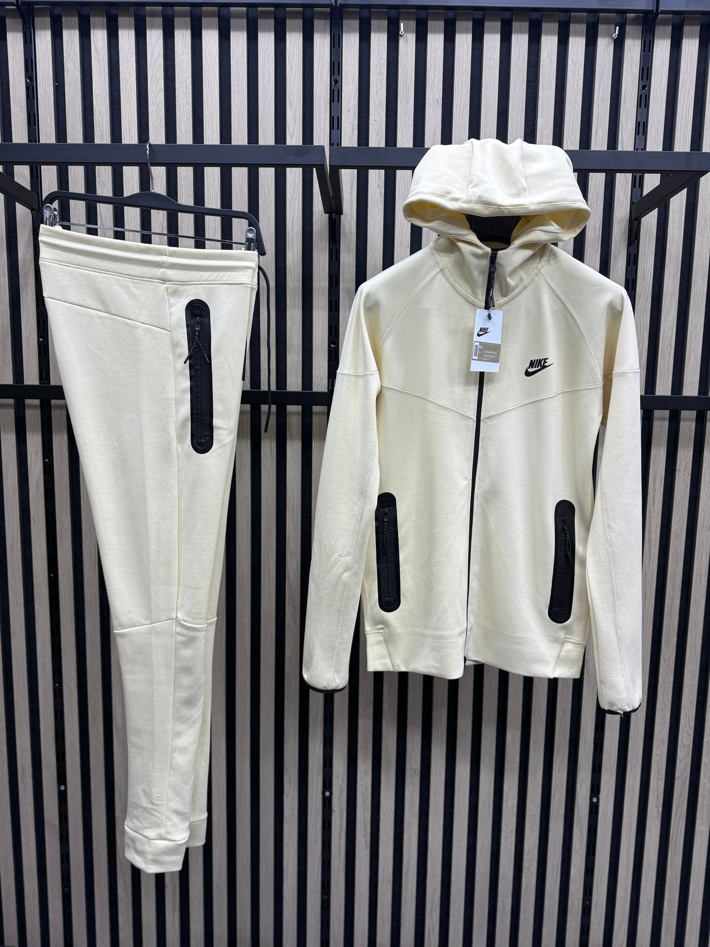 Chandal Nike Tech ( Crema )