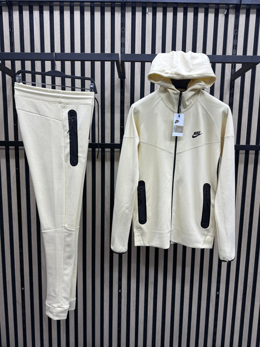 Chandal Nike Tech ( Crema )