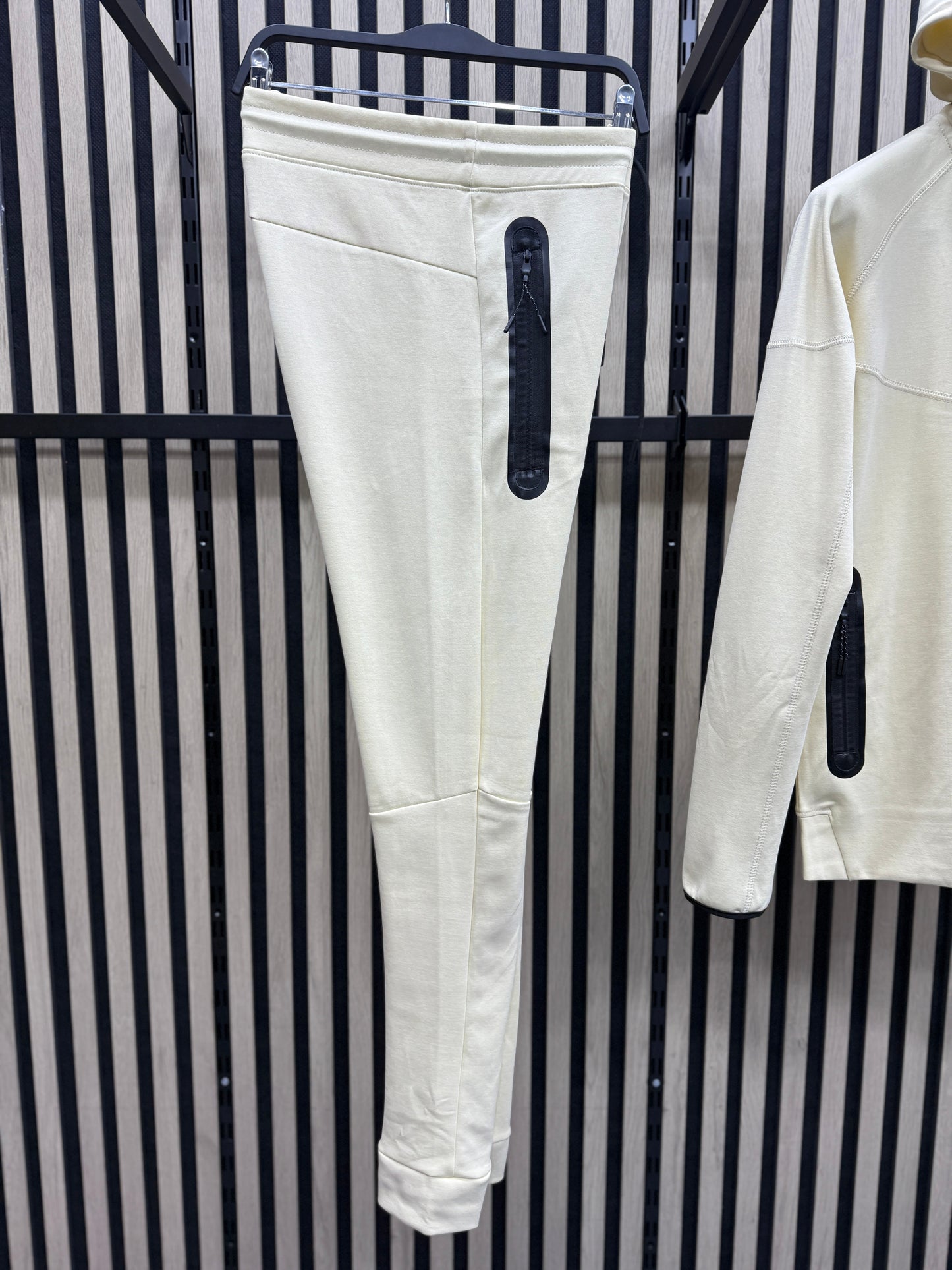 Chandal Nike Tech ( Crema )