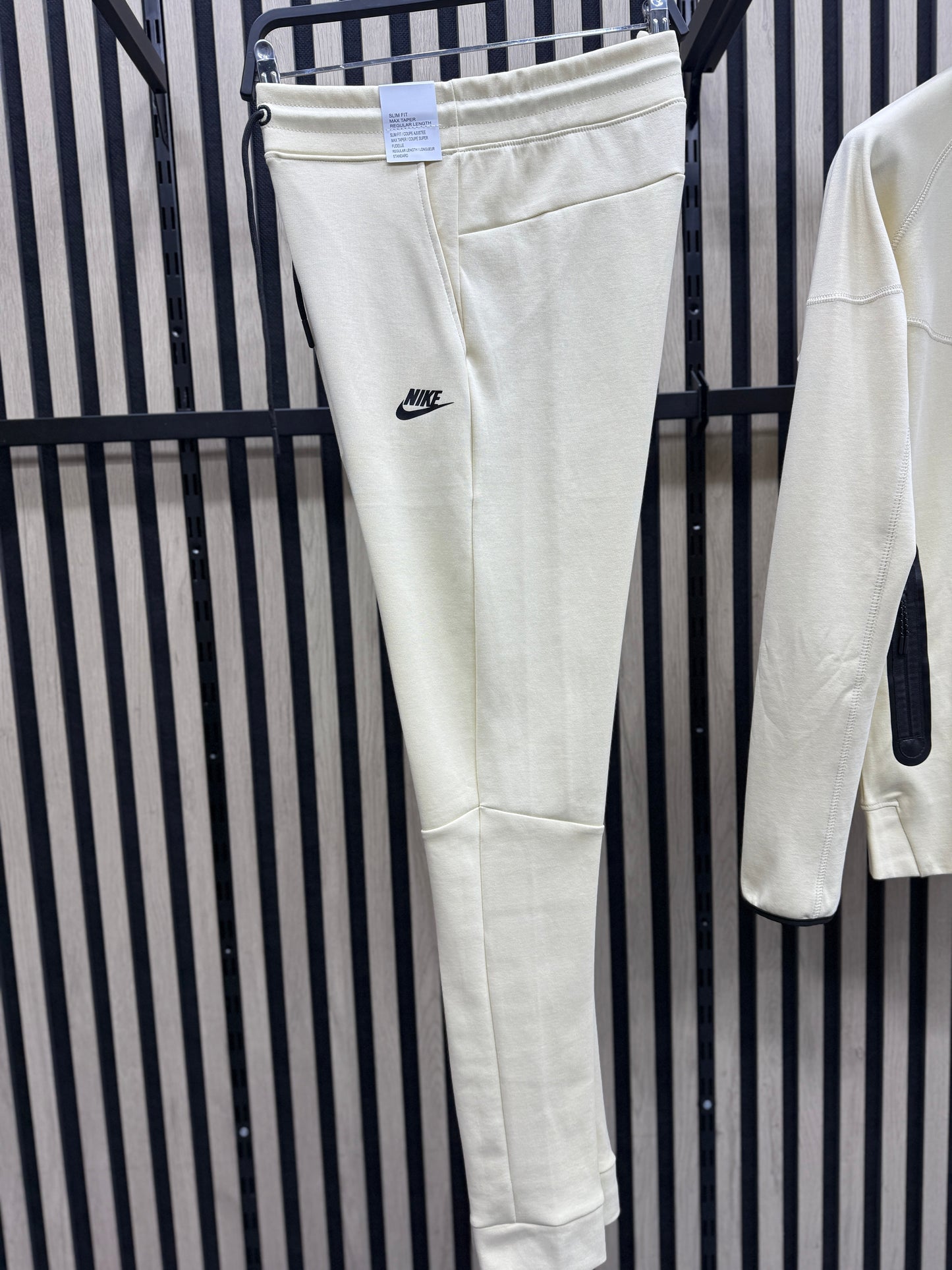 Chandal Nike Tech ( Crema )